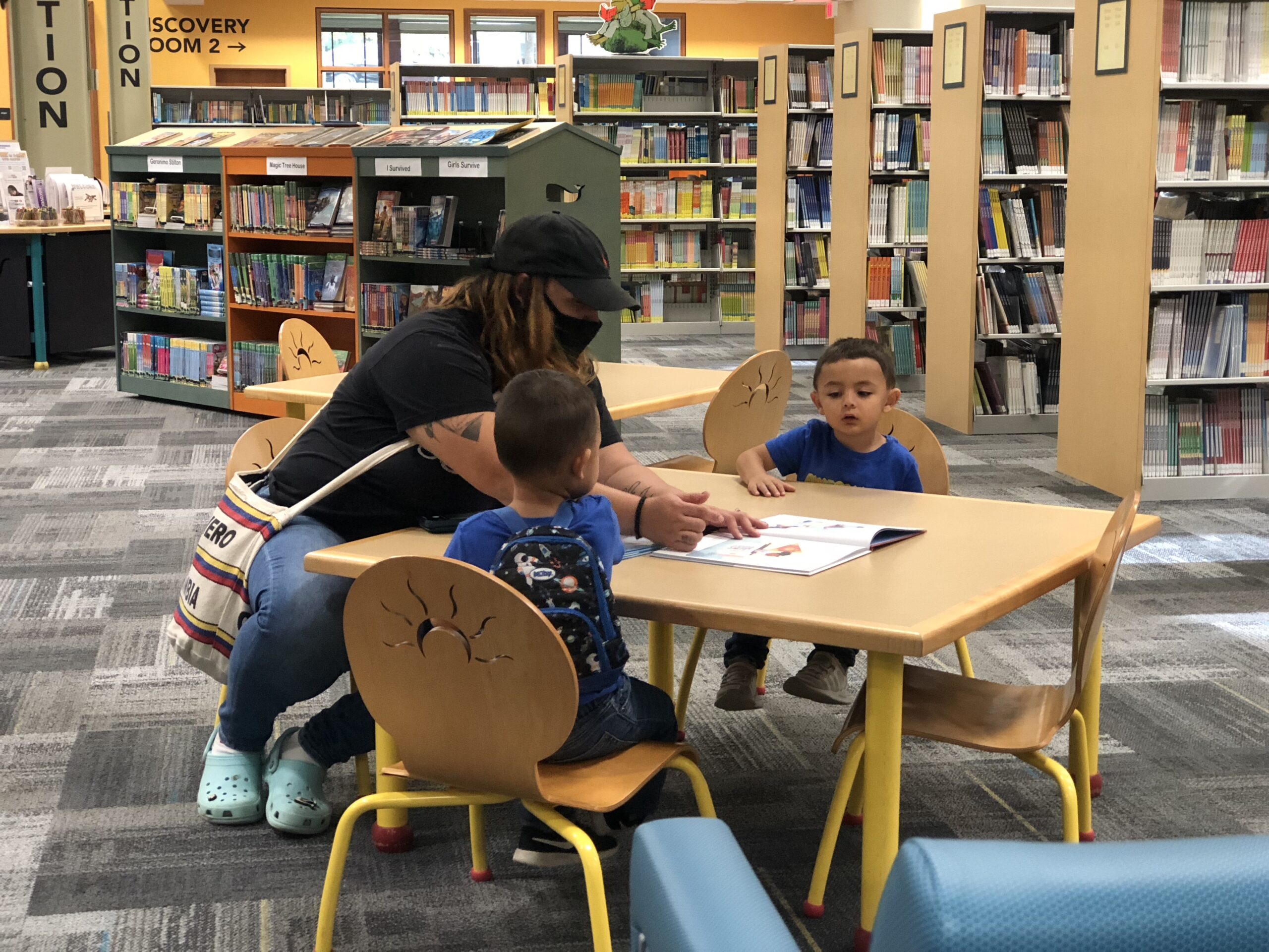 Las Bibliotecas del Condado Amplían el Horario a Partir de Enero