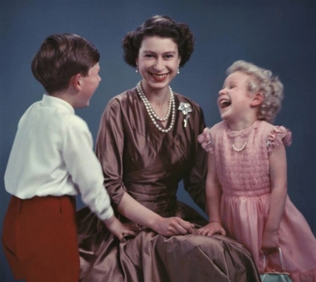 photo of Elizabeth in 1954 with her children Charles and Anne