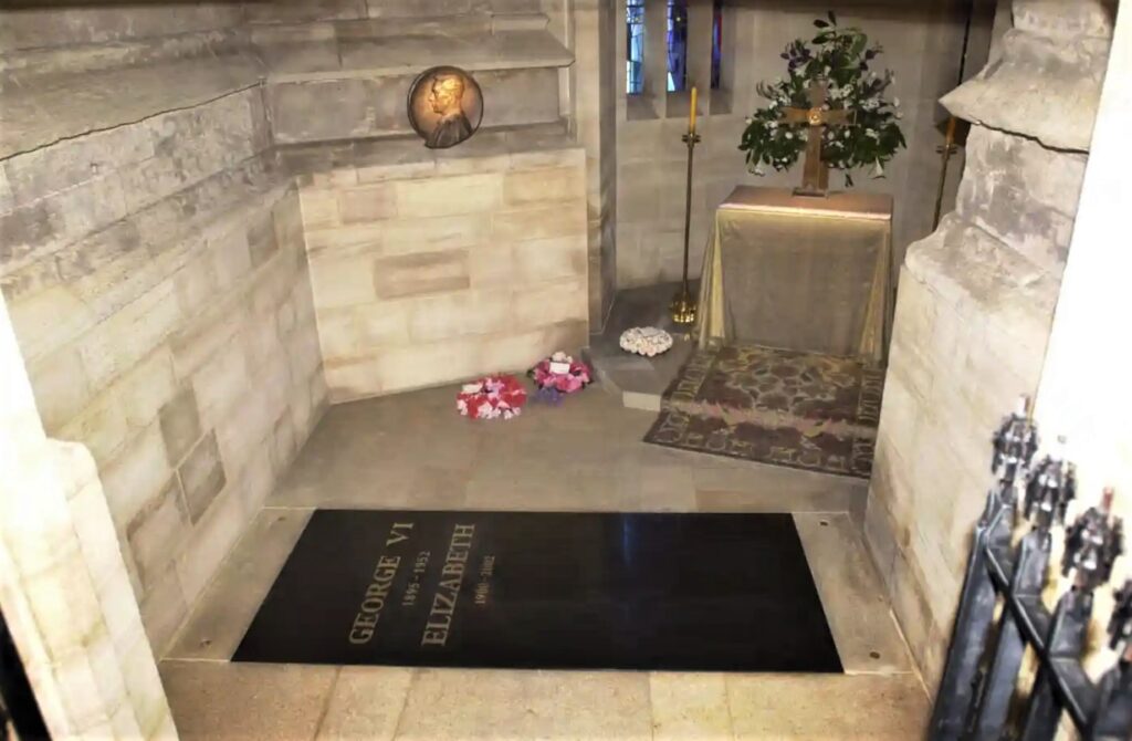 The previous simple black slab in the King George VI Memorial Chapel, covering the coffins of the Queen Mother and George VI