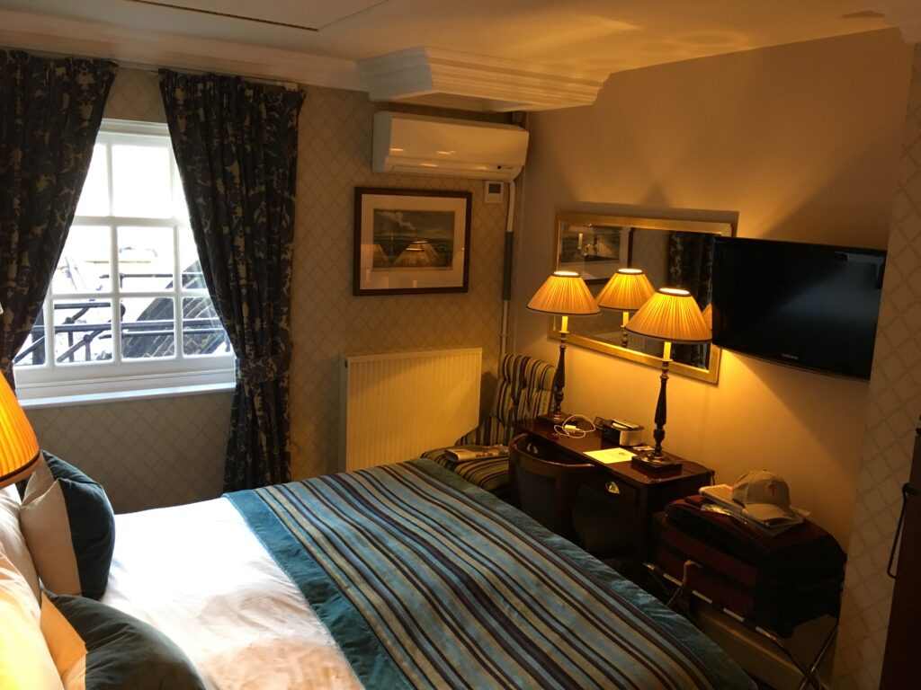 photo of bedroom at the Oxford-Cambridge Club